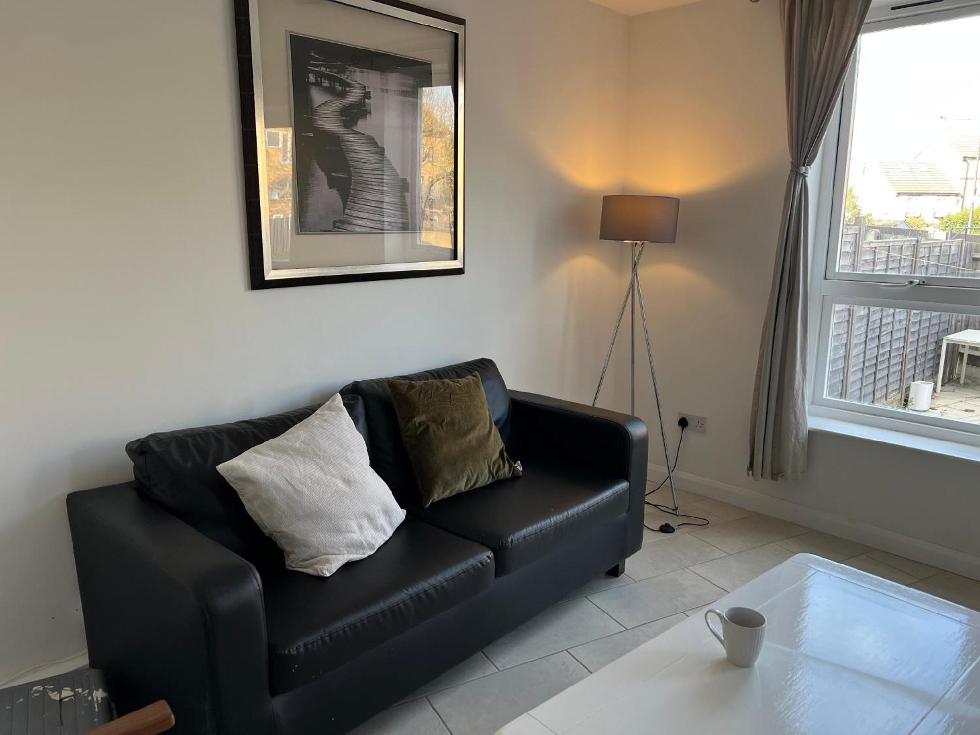 Guest house Quiet Double In Canada Water London